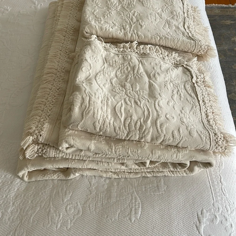 Bates Lisa’s Choice KING & 2 Shams NEW NEVER USED.